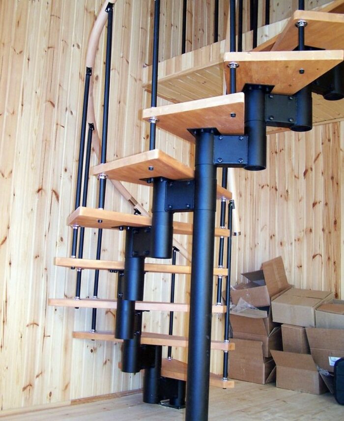Винтовая лестница в частном доме комбинированная от Зевс Удача