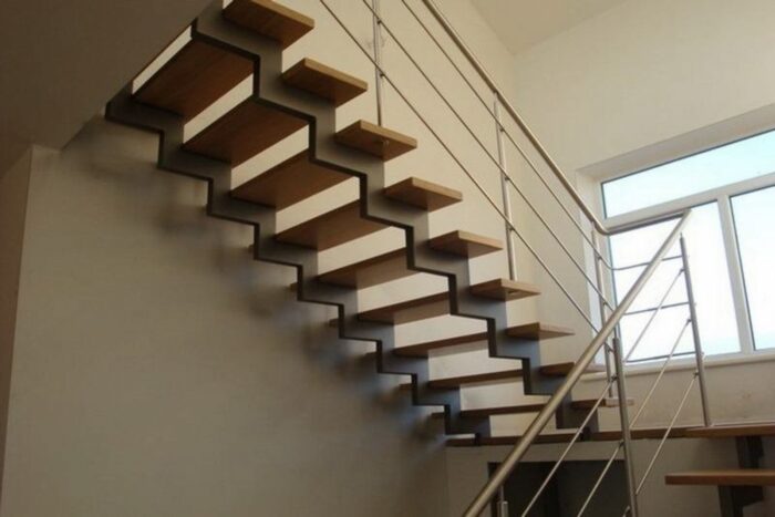 Секционная лестница в частном доме комбинированная от Зевс Удача